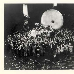 105-2 Scene from Fritz Lang's classic 1927 silent film, Metropolis