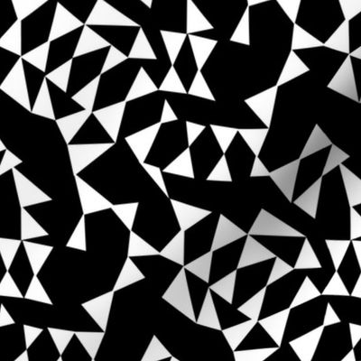 Triangle Tangle 2_White/Black_Large