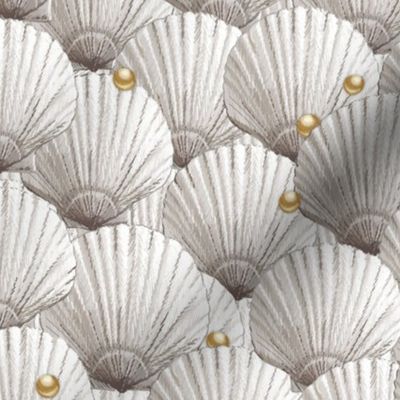 Seashells Pearl Treasure | Small | Natural + Gold Tone