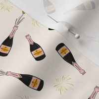 (S Scale) Woof Clicquot Scattered Pattern on Off White