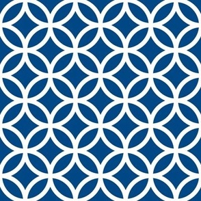 Interlocked Circles Pattern - Blue and White