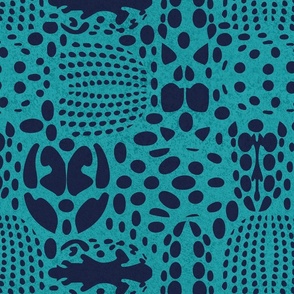 Normal scale // Bug shield // peacock background oxford blue beetle spots
