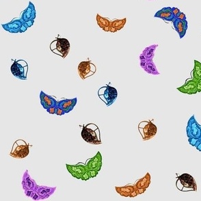 des bijoux  coeurs et des papillons