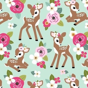 Small Scale / Floral fawn / Mint Background