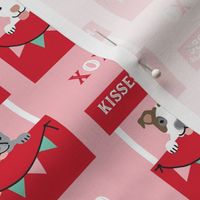 Kissing Booth - Pink, Medium Scale