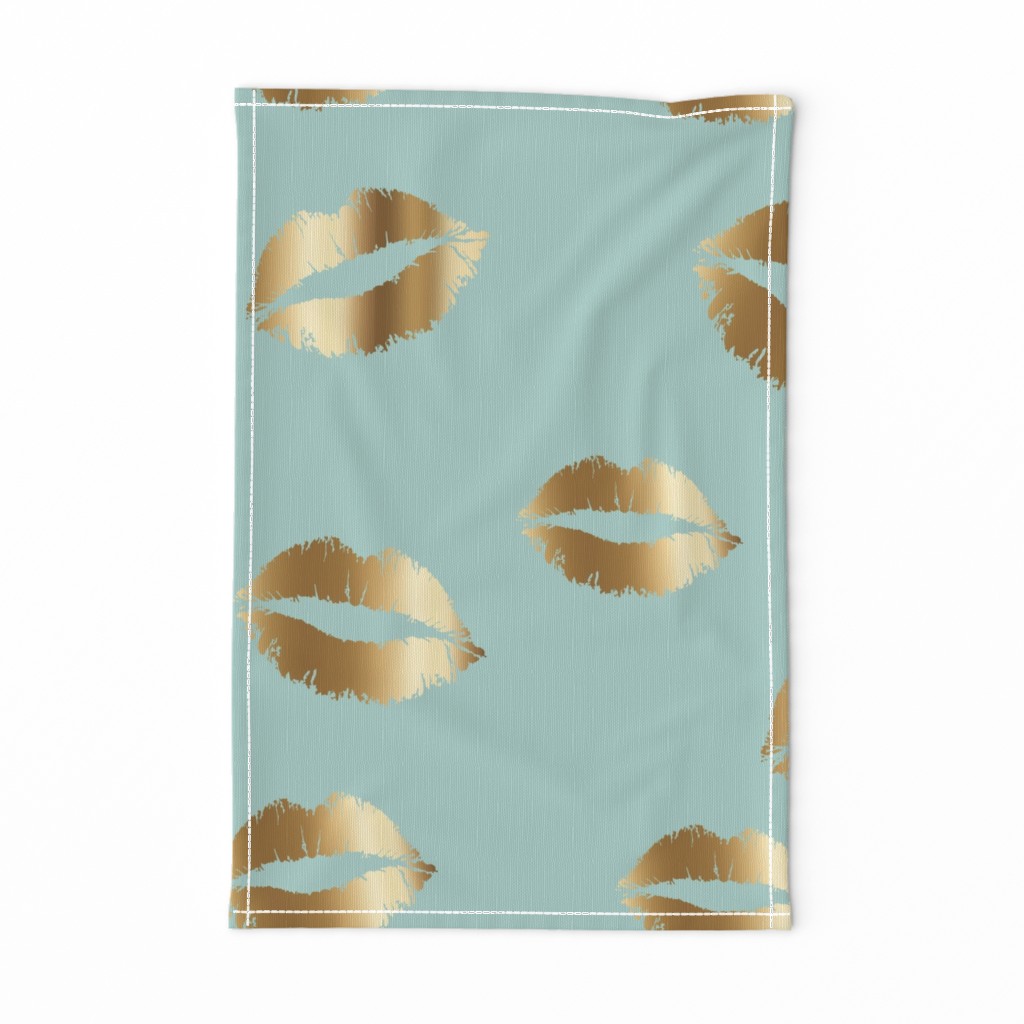 Large gold lips on mint 