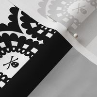 cut & sew Skull and Crossbones Lace Ruffles - Black on White