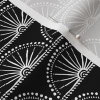 Scallop Sunburst White on Black - Medium