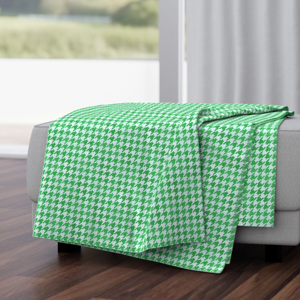 Fresh Green and White Handpainted Houndstooth Check Watercolor Pattern