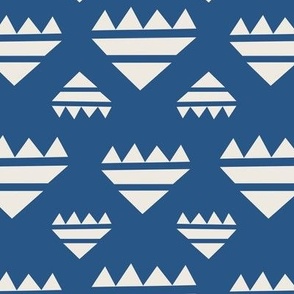 7" - GEOMETRIC TRIANGLE SHAPES PATTERN / BLUE & WHITE