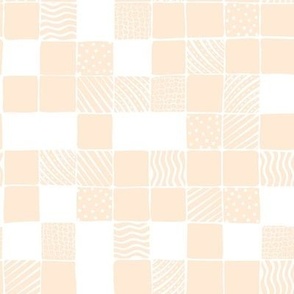 Checkered pattern coordinate - white on sand