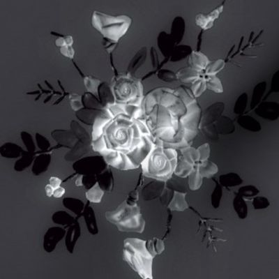 Bouquet floral en pastel et voile noir et gris lumineux sur fond ardoise