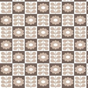 Vintage boho blossom plaid - daisies in retro sixties style on checkerboard leaves and flowers autumn garden latte beige brown white seventies palette