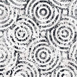 Overlapping Textured Bull's Eye Pattern - Black and White