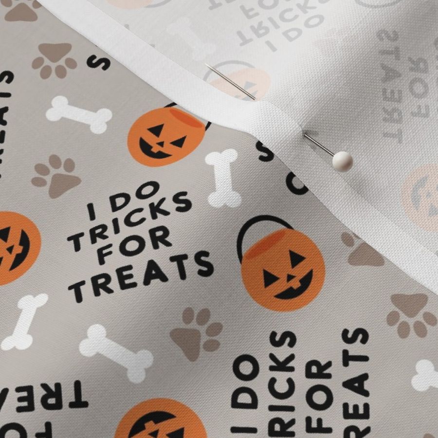 (small scale) I do tricks for treats - Dog Halloween Pumpkin Buckets Bones Paw Prints - neutral - LAD23