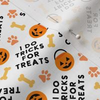 (small scale) I do tricks for treats - Dog Halloween Pumpkin Buckets Bones Paw Prints - white - LAD23