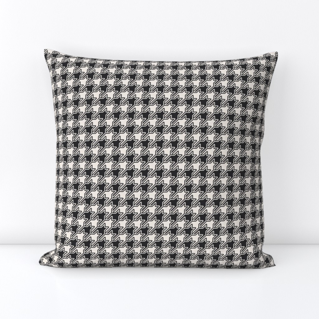 Houndstooth Echo (medium) in black and ivory white