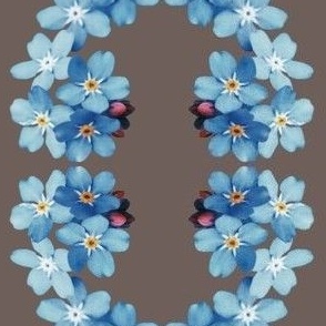 fleurettes bleues en guirlandes sur fond taupe