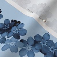 guirlande de fleurettes bleues sur fond bleu ciel