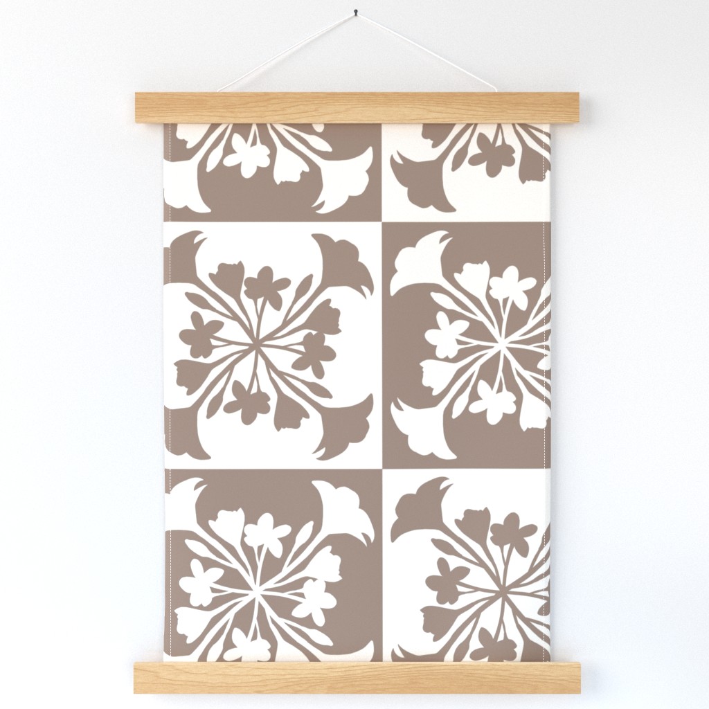 Plumeria Checkers Jumbo Scale in Mocha