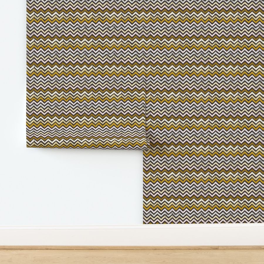 chalk zigzag on dark brown | small