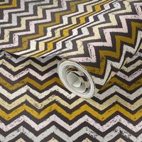 chalk zigzag on dark brown | small