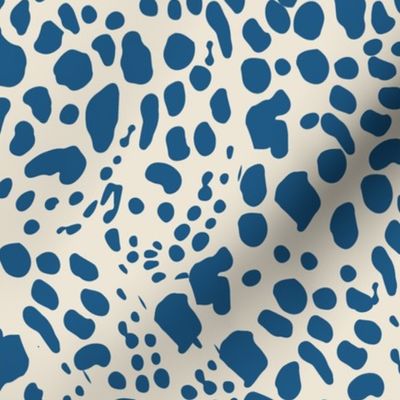 Giraffe print in blue