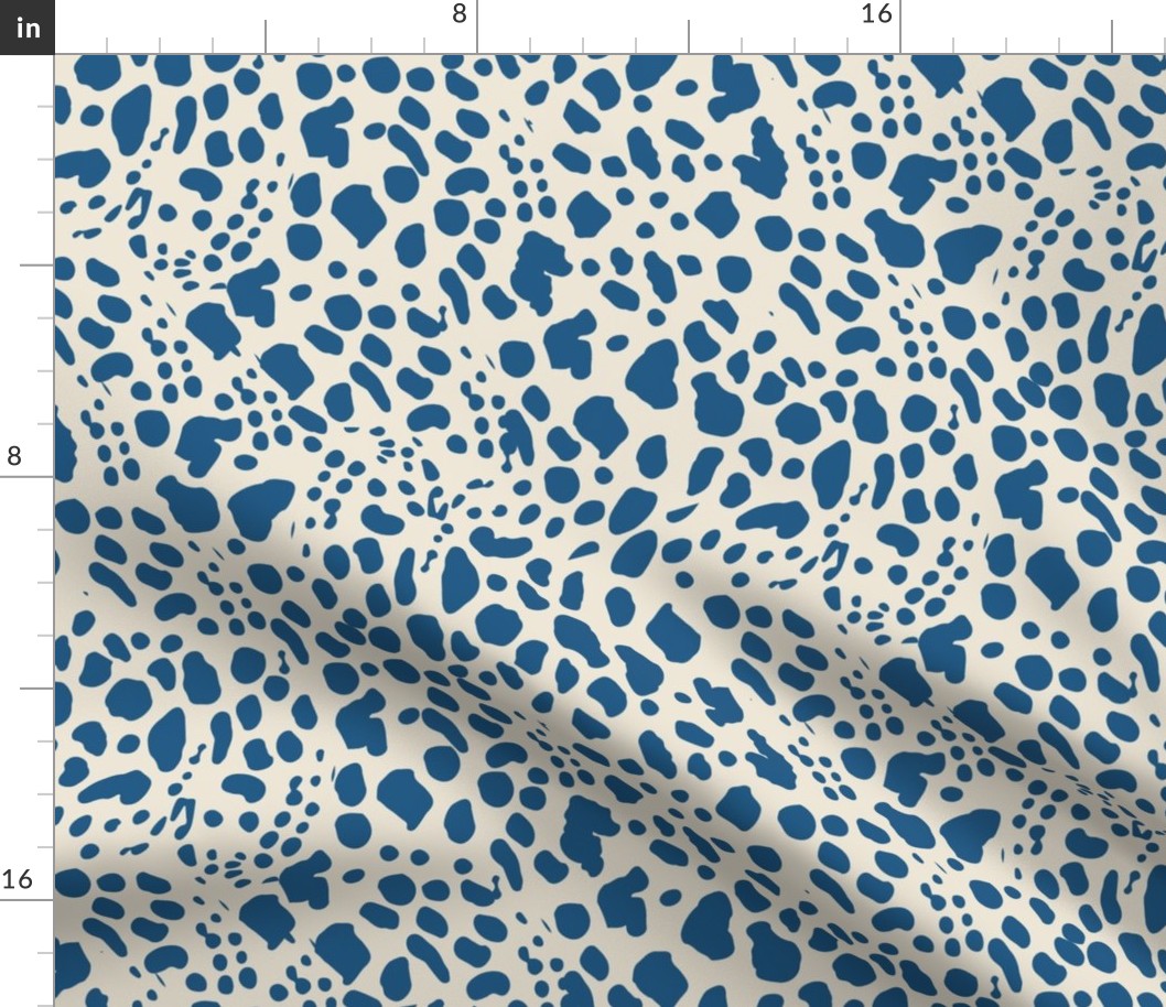 Giraffe print in blue
