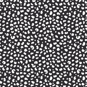 Animal dots white on black (6inch)