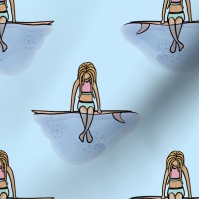 SITTING SURFER GIRL : LIGHT BLUE