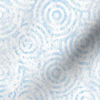 Overlapping Textured Bull's Eye Pattern - Sky Blue and White