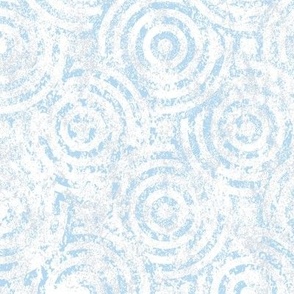 Overlapping Textured Bull's Eye Pattern - Sky Blue and White