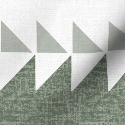 Triangle Arrow Quilt // Green and White 