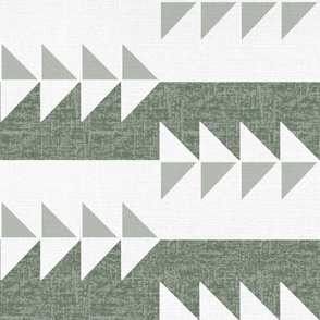 Triangle Arrow Quilt // Green and White 
