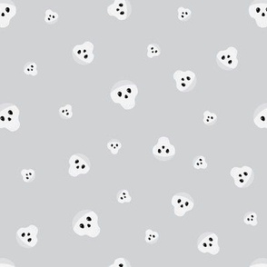 Mini – Cute Halloween Ghostly Skulls – Tossed Blender – Silver Gray & White