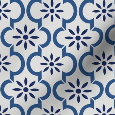 Geometric flower trellis Delft Blue off-white