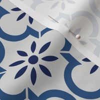 Geometric flower trellis Delft Blue off-white