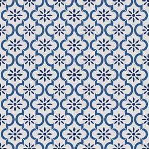 Geometric flower trellis Delft Blue off-white