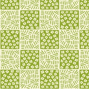 (MEDIUM) Meadow Floral Checkered Pattern in Olive Green