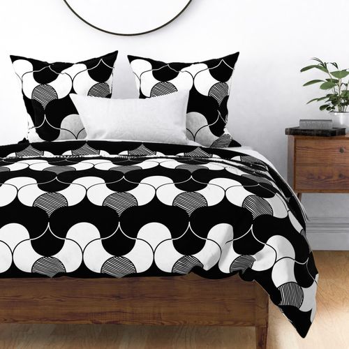 Medium scale Geometric Wavy Ogee Interlacing scallop fans white on black