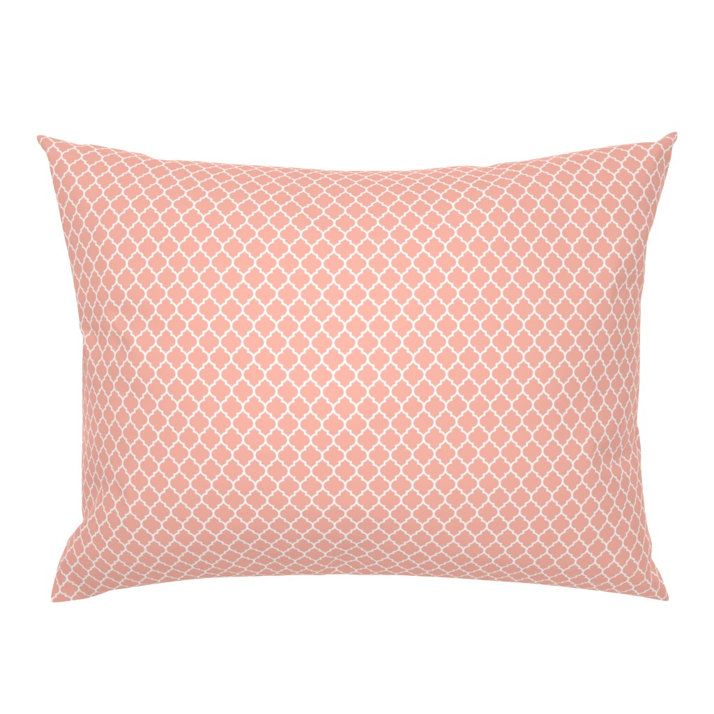 Quatrefoil lattice in pale salmon coral pink