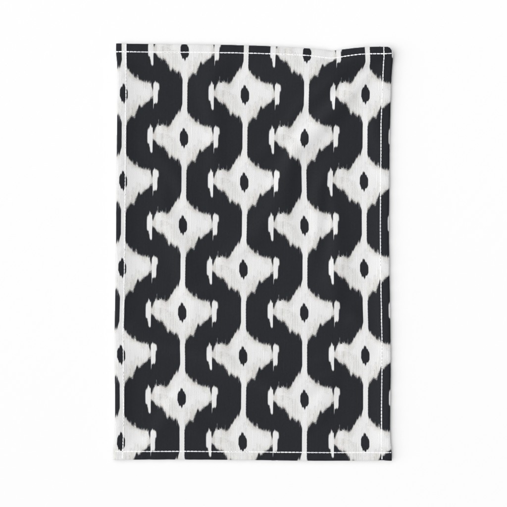 ikat offset- diamond -blk &white