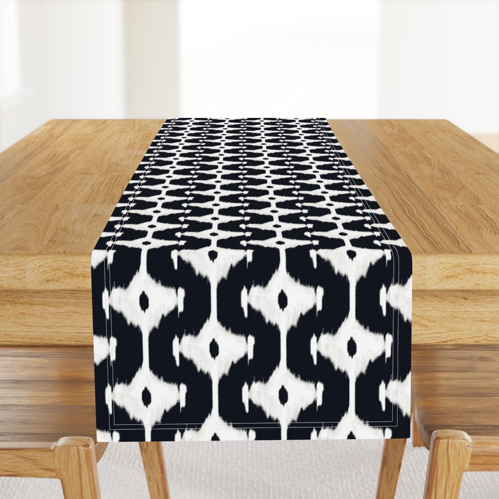 ikat offset- diamond -blk &white