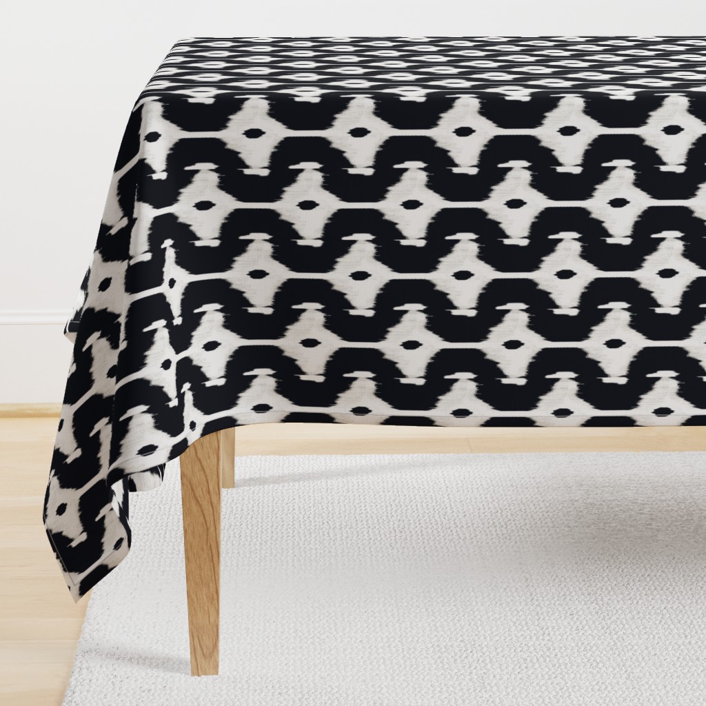 ikat offset- diamond -blk &white