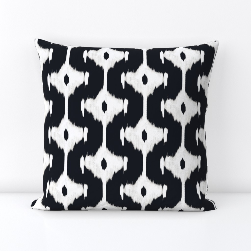 ikat offset- diamond -blk &white