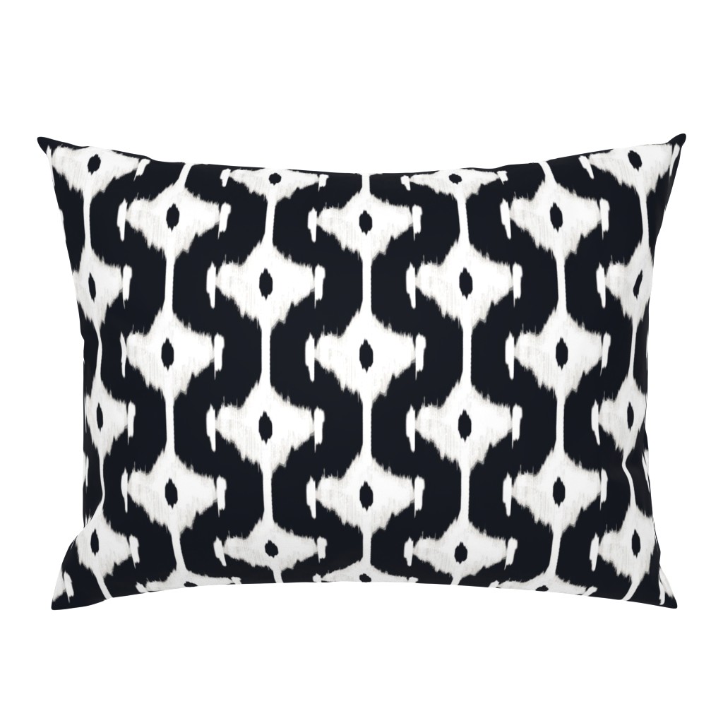 ikat offset- diamond -blk &white