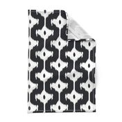 ikat offset- diamond -blk &white