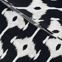 ikat offset- diamond -blk &white