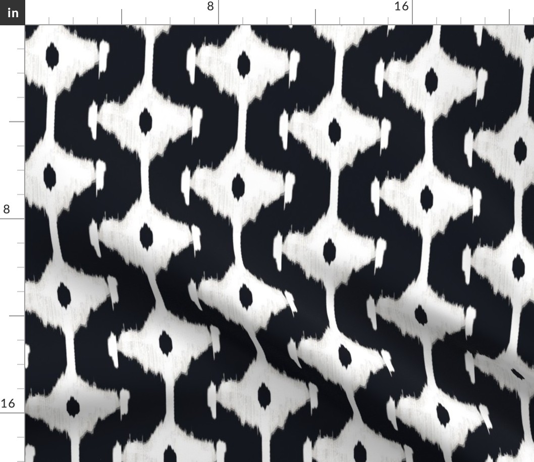 ikat offset- diamond -blk &white