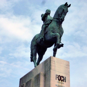 Statue de Foch au centre de la place du Trocadéro à Paris